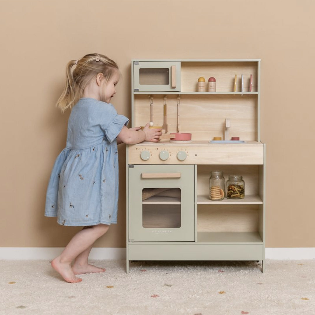 Cucina in legno con accessori