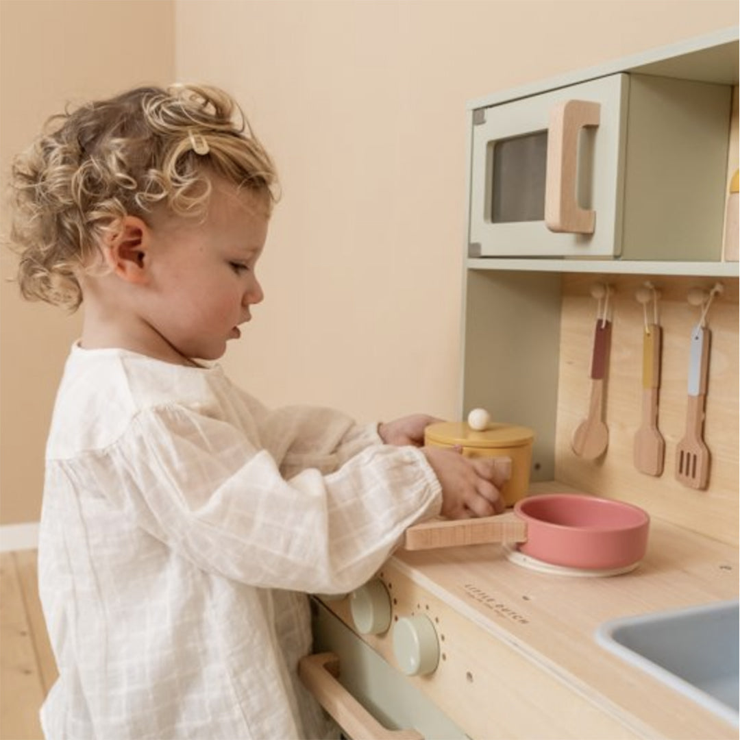 Cucina in legno con accessori