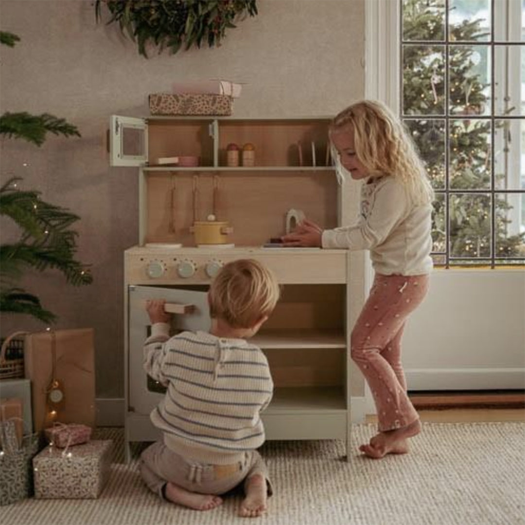 Cucina in legno con accessori